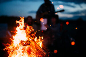 am Lagerfeuer